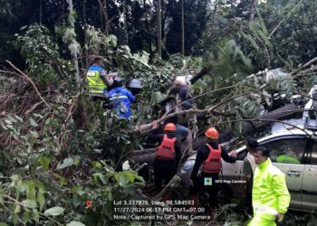 Personel SAR Brimob Polda Sumut Evakuasi Korban Longsor di Sibolangit