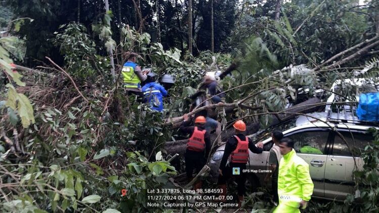 Personel SAR Brimob Polda Sumut Evakuasi Korban Longsor di Sibolangit