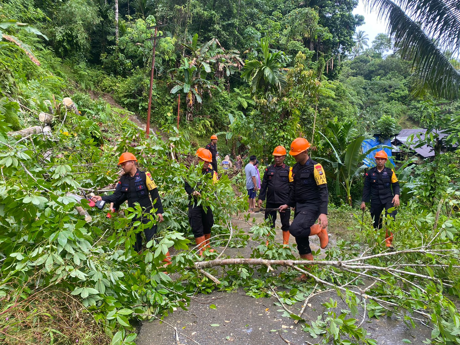 SAR Kompi 4 Batalyon C Pelopor Sat Brimob Polda Sumut Gerak Cepat Dampak Longsor di Desa Onowaembo Gunung Sitoli