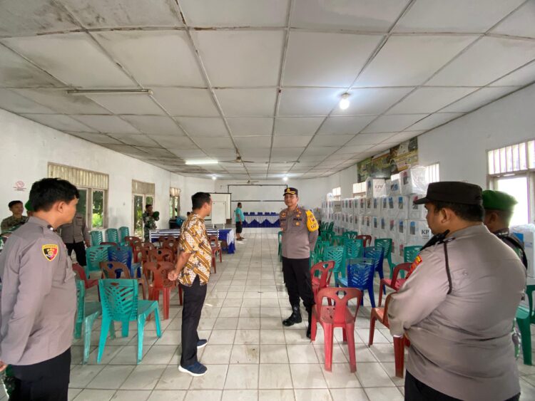 Kapolres Tapteng Pastikan Kotak Suara Aman Di Kantor PPK