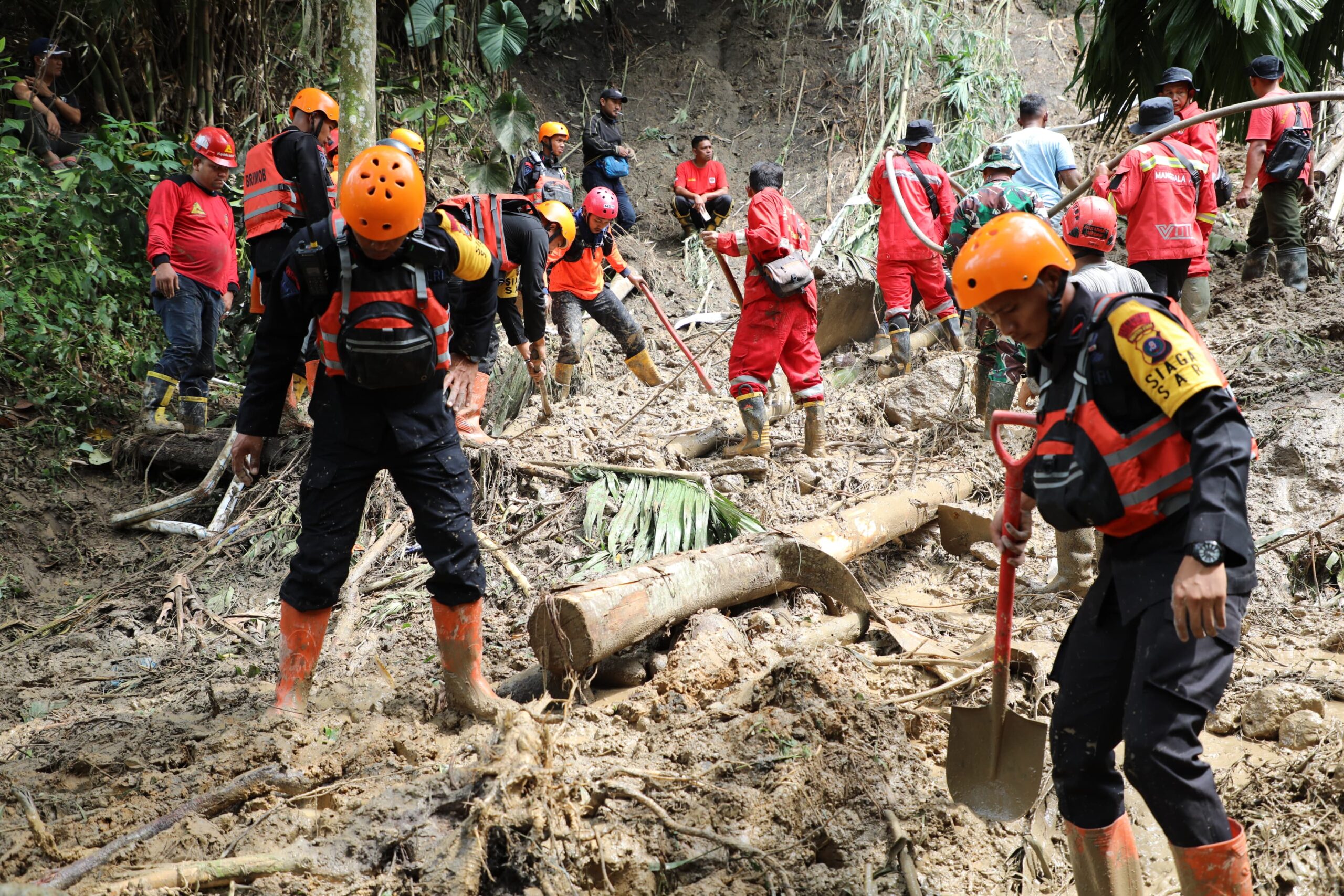Dansat Brimob Polda Sumut Pimpin Evakuasi Korban Hilang di Lokasi Bencana di Sibolangit