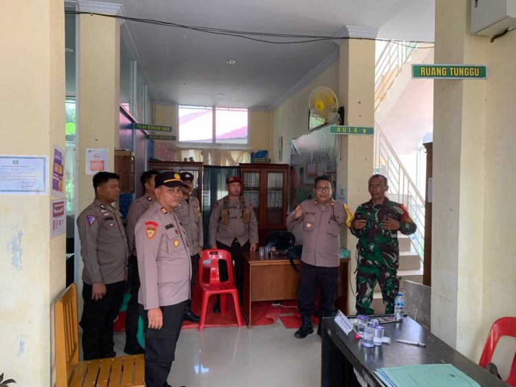 Personil Polres Sibolga Amankan Rapat Pleno Hitung Suara Di PPK Personil Polres Sibolga Amankan Rapat Pleno Hitung Suara Di PPK