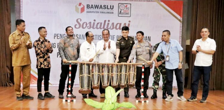 Plt Bupati Simalungun Hadiri Sosialisasikan Pengawasan Partisipatif dan Luncurkan Peta Kerawanan Pilkada 2024 Plt Bupati Simalungun Hadiri Sosialisasikan Pengawasan Partisipatif dan Luncurkan Peta Kerawanan Pilkada 2024