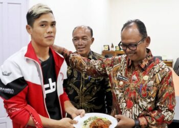 Plt Bupati Simalungun Berangkatan Atlet MMA Jon Setiawan Saragih Bertarung Ke Cina