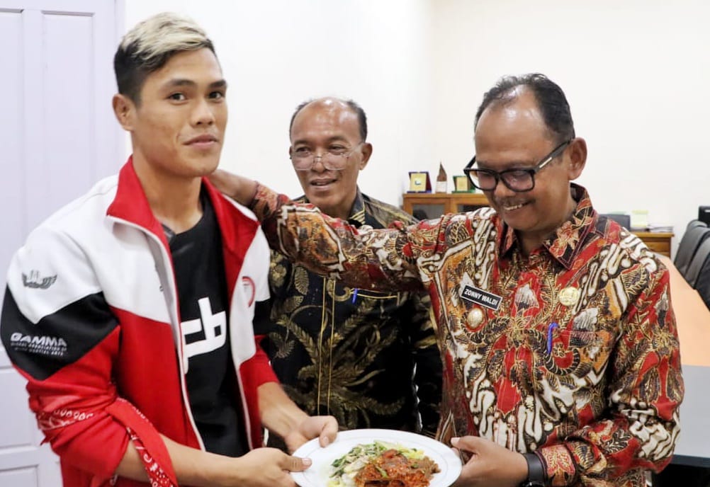 Plt Bupati Simalungun Berangkatan Atlet MMA Jon Setiawan Saragih Bertarung Ke Cina Plt Bupati Simalungun Berangkatan Atlet MMA Jon Setiawan Saragih Bertarung Ke Cina