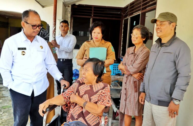 Pemkab Simalungun Bantu Kursi Roda Kepada Warga Yang Sakit  