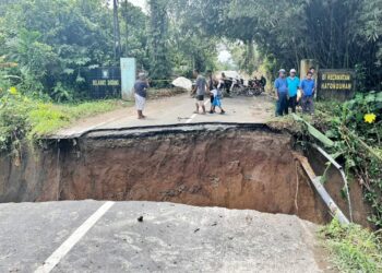 Pemkab Simalungun Tinjau Jalan Putus Penghubung Kecamatan Tanah Jawa dan Kecamatan Hatonduhan