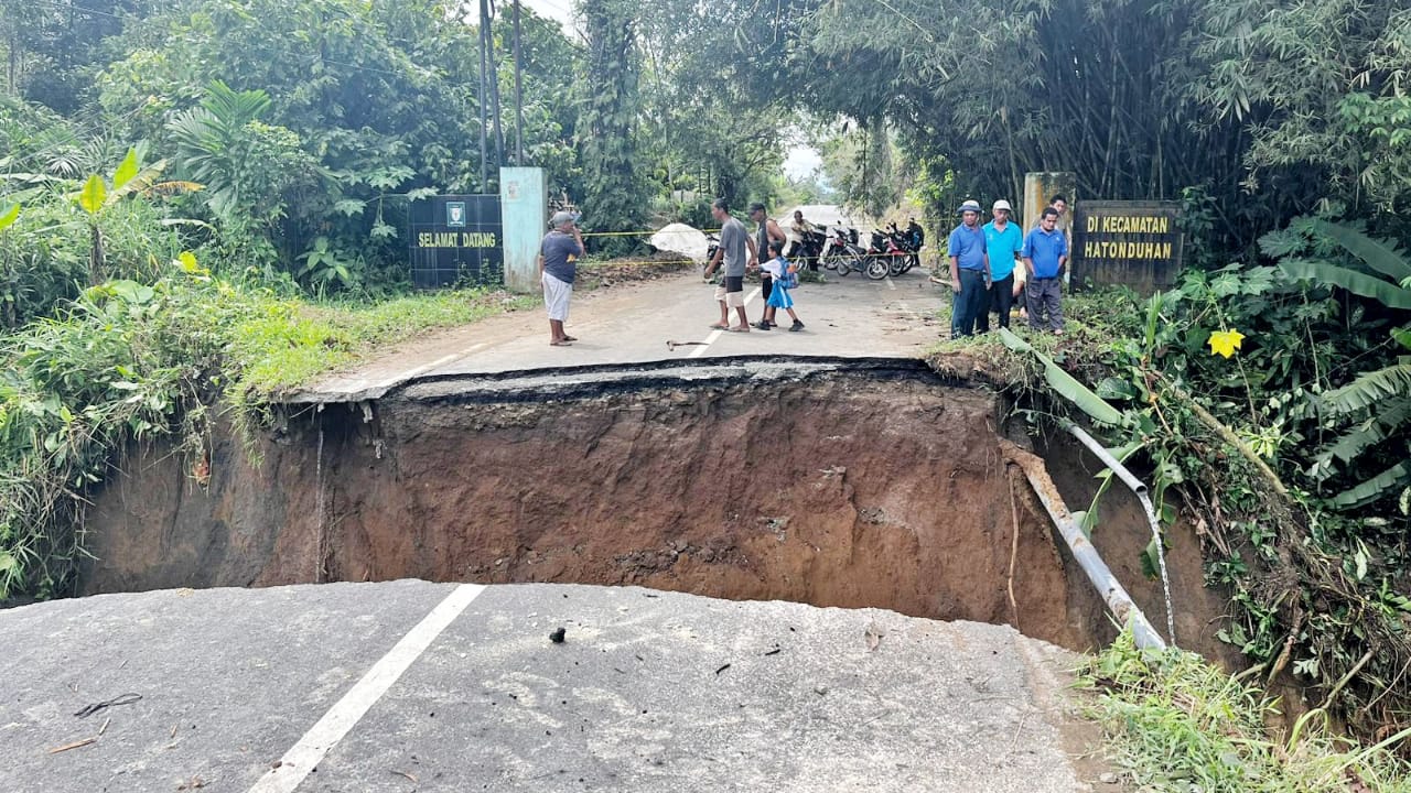 Pemkab Simalungun Tinjau Jalan Putus Penghubung Kecamatan Tanah Jawa dan Kecamatan Hatonduhan