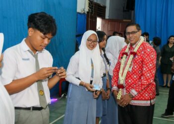 Pjs Wali Kota Pematangsiantar Drs Matheos Tan MM Membagikan e-KTP Pemula dan KIA Kepada Para Pelajar Dari 24 sekolah