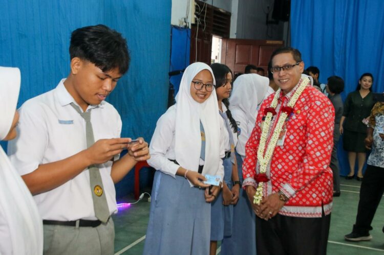 Pjs Wali Kota Pematangsiantar Drs Matheos Tan MM Membagikan e-KTP Pemula dan KIA Kepada Para Pelajar Dari 24 sekolah