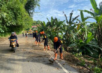 Brimob Sumut Atasi Longsor dan Pohon Tumbang di Gunung Sitoli Selatan, Jalan Kembali Lancar