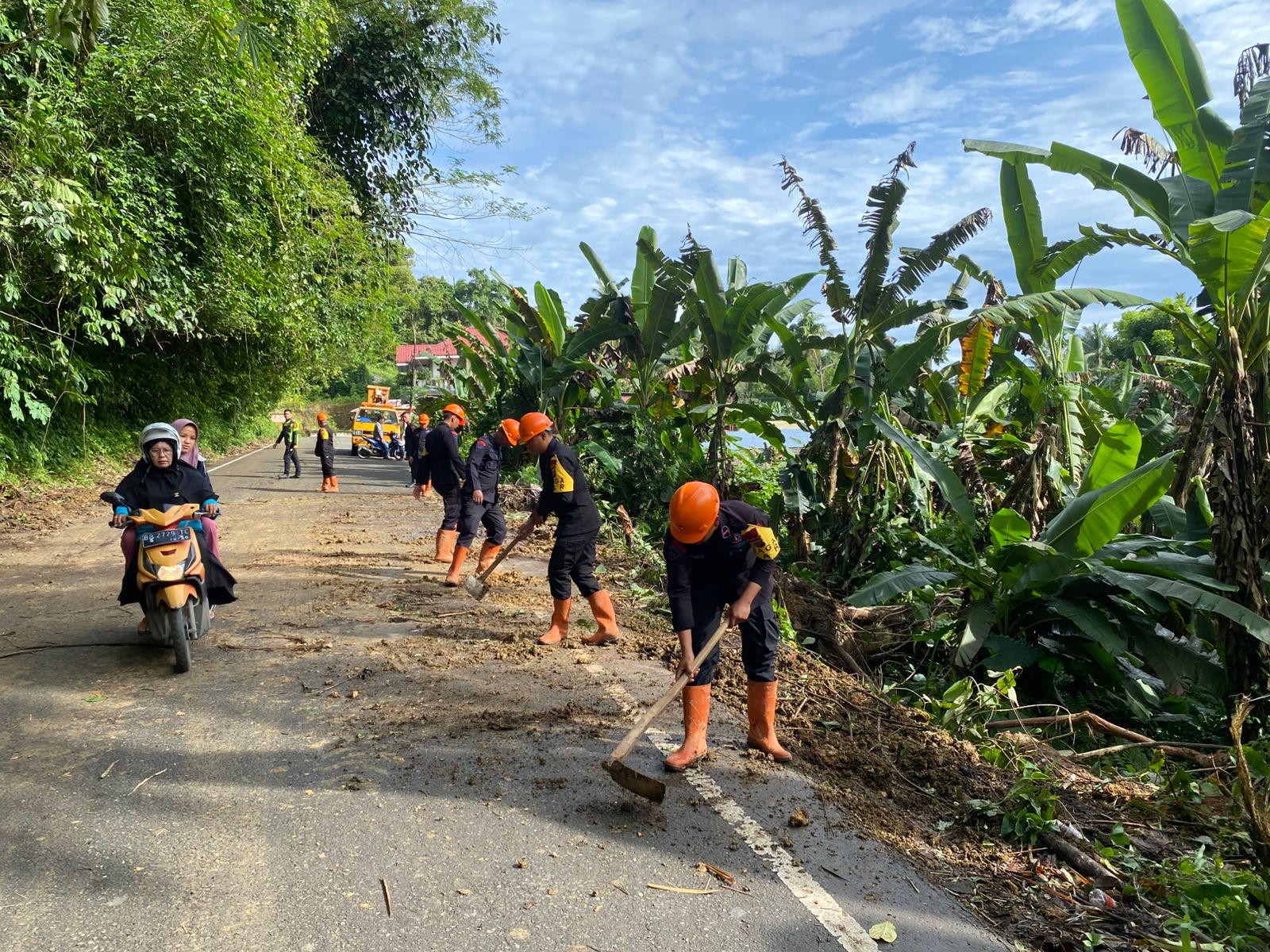 Brimob Sumut Atasi Longsor dan Pohon Tumbang di Gunung Sitoli Selatan, Jalan Kembali Lancar