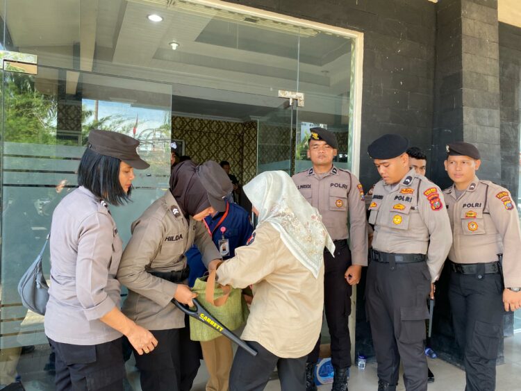 Polres Tapteng Amankan Rapat Pleno Hasil Rekapitulasi Suara Pilkada Tingkat KPU Kabupaten