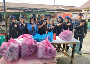 Personel Brimob Polda Sumut Bagikan Makanan untuk Korban Banjir di Patumbak