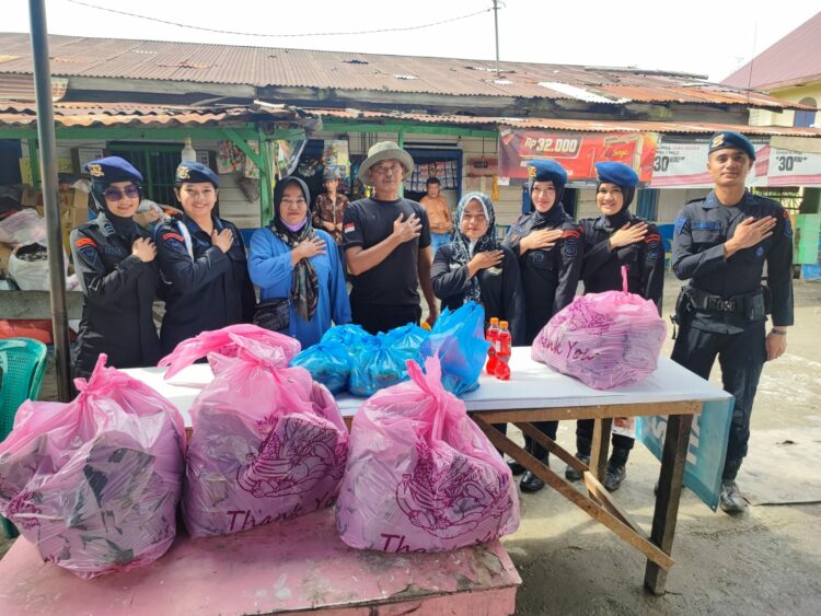 Personel Brimob Polda Sumut Bagikan Makanan untuk Korban Banjir di Patumbak