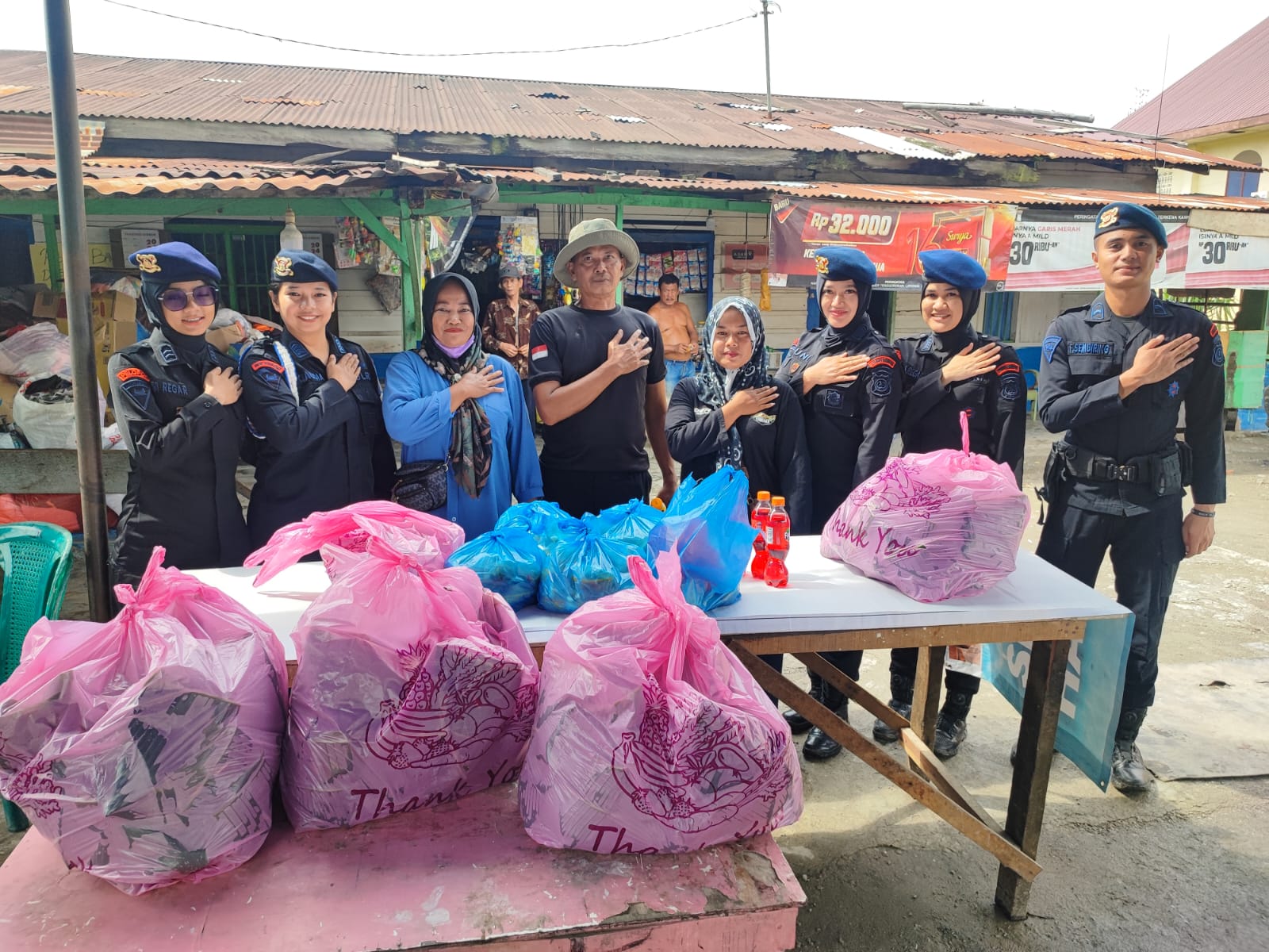 Personel Brimob Polda Sumut Bagikan Makanan untuk Korban Banjir di Patumbak