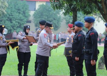 Bravo, 4 Personel Brimob Terima Penghargaan dari Kapolda Sumut atas Aksi Heroik Evakuasi Korban Banjir