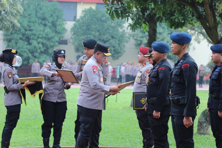 Bravo, 4 Personel Brimob Terima Penghargaan dari Kapolda Sumut atas Aksi Heroik Evakuasi Korban Banjir