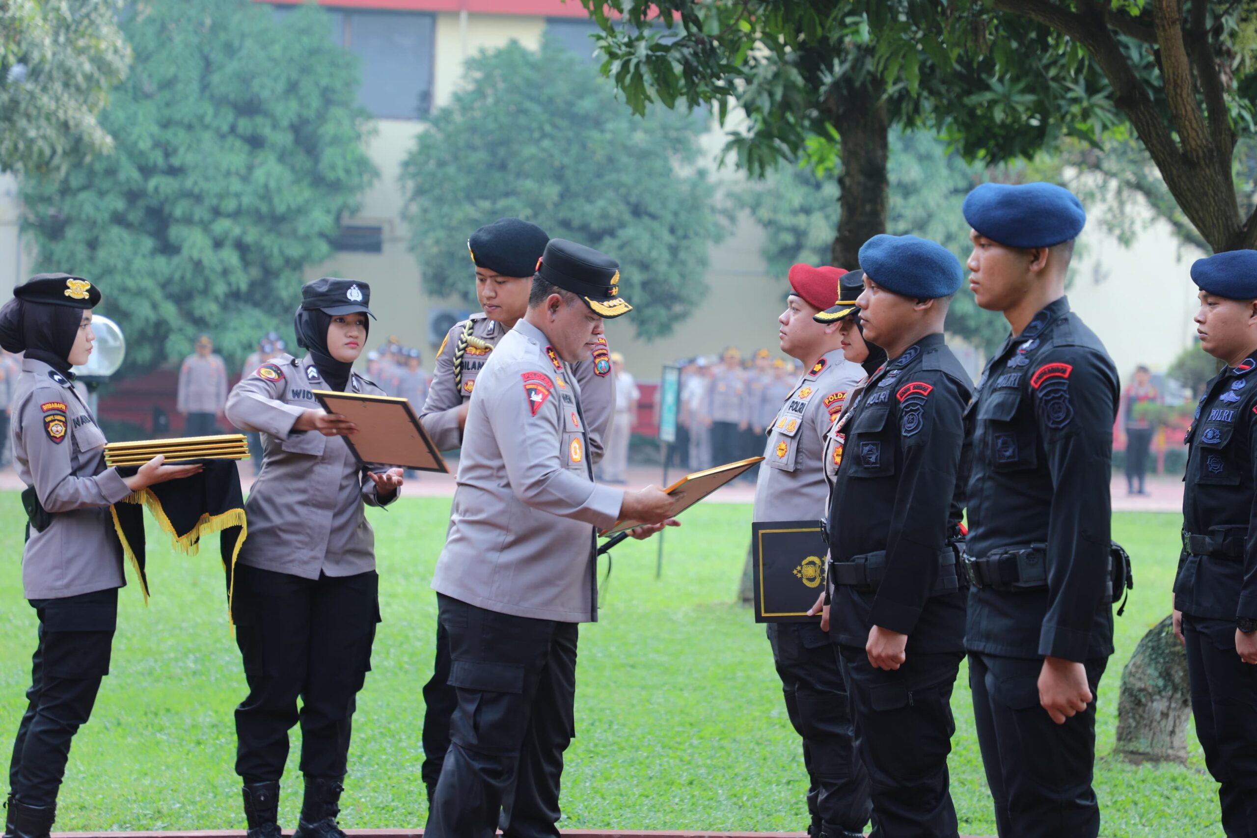 Bravo, 4 Personel Brimob Terima Penghargaan dari Kapolda Sumut atas Aksi Heroik Evakuasi Korban Banjir Bravo, 4 Personel Brimob Terima Penghargaan dari Kapolda Sumut atas Aksi Heroik Evakuasi Korban Banjir