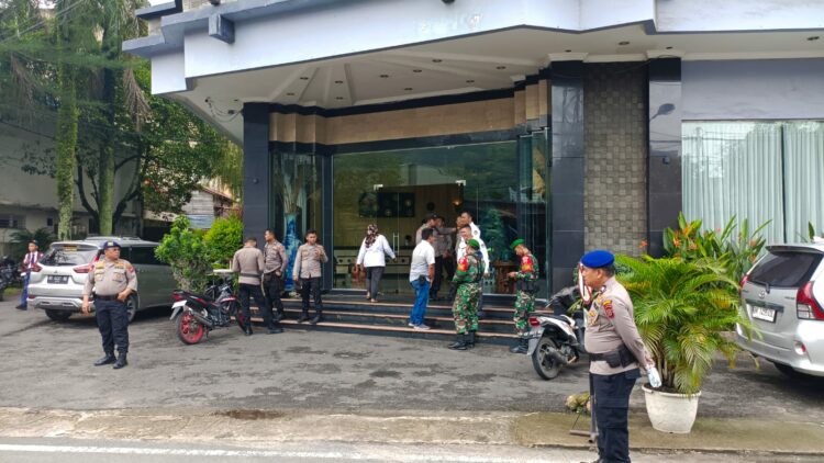 Polri, TNI Dan Instansi Terkait Laksanakan Pengamanan Rapat Pleno Terbuka Rekapitulasi Di Prima Indah Hotel