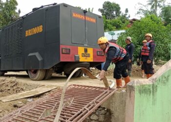 Personel SAR Brimob Batalyon C Pelopor Sat Brimob Polda Sumut Tunjukkan Aksi Peduli di Lokasi Banjir Bandang di Tapanuli Selatan