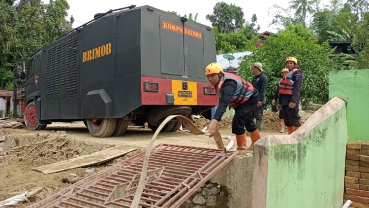 Personel SAR Brimob Batalyon C Pelopor Sat Brimob Polda Sumut Tunjukkan Aksi Peduli di Lokasi Banjir Bandang di Tapanuli Selatan