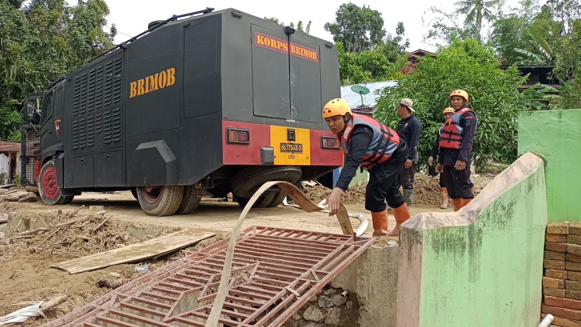 Personel SAR Brimob Batalyon C Pelopor Sat Brimob Polda Sumut Tunjukkan Aksi Peduli di Lokasi Banjir Bandang di Tapanuli Selatan Personel SAR Brimob Batalyon C Pelopor Sat Brimob Polda Sumut Tunjukkan Aksi Peduli di Lokasi Banjir Bandang di Tapanuli Selatan