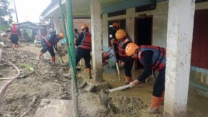 Personel SAR Brimob Batalyon C Pelopor Sat Brimob Polda Sumut Tunjukkan Aksi Peduli di Lokasi Banjir Bandang di Tapanuli Selatan
