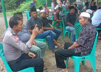 Bhabinkamtibmas Polsek Bosar Maligas Sampaikan Pesan Kamtibmas Saat Melayat