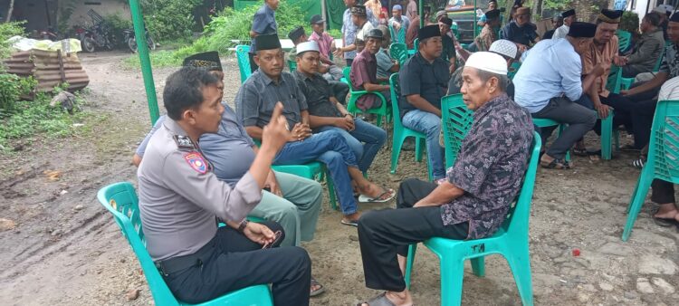 Bhabinkamtibmas Polsek Bosar Maligas Sampaikan Pesan Kamtibmas Saat Melayat
