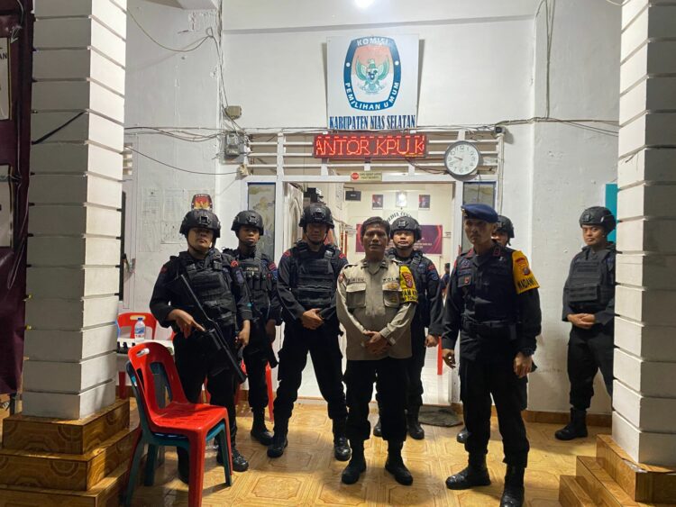 Personel Batalyon C Sat Brimob Polda Sumut Lakukan Patroli PAM Pilkada di Nias Selatan