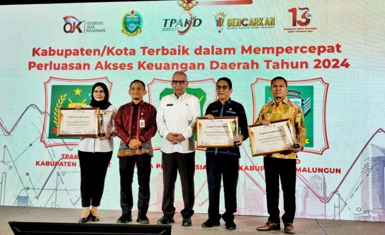 Dipimpin Radiapoh Hasiholan Sinaga, Pemkab Simalungun Berhasil Terima Penghargaan TPAKD Tahun 2024