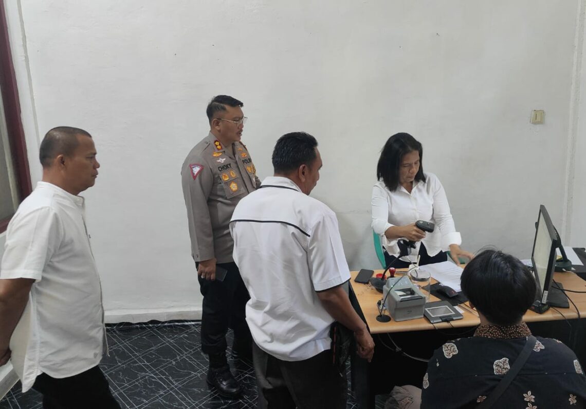 Kapolres Simalungun Sidak Layanan SKCK dan Sidik Jari, Masyarakat Mengaku Puas Kapolres Simalungun Sidak Layanan SKCK dan Sidik Jari, Masyarakat Mengaku Puas