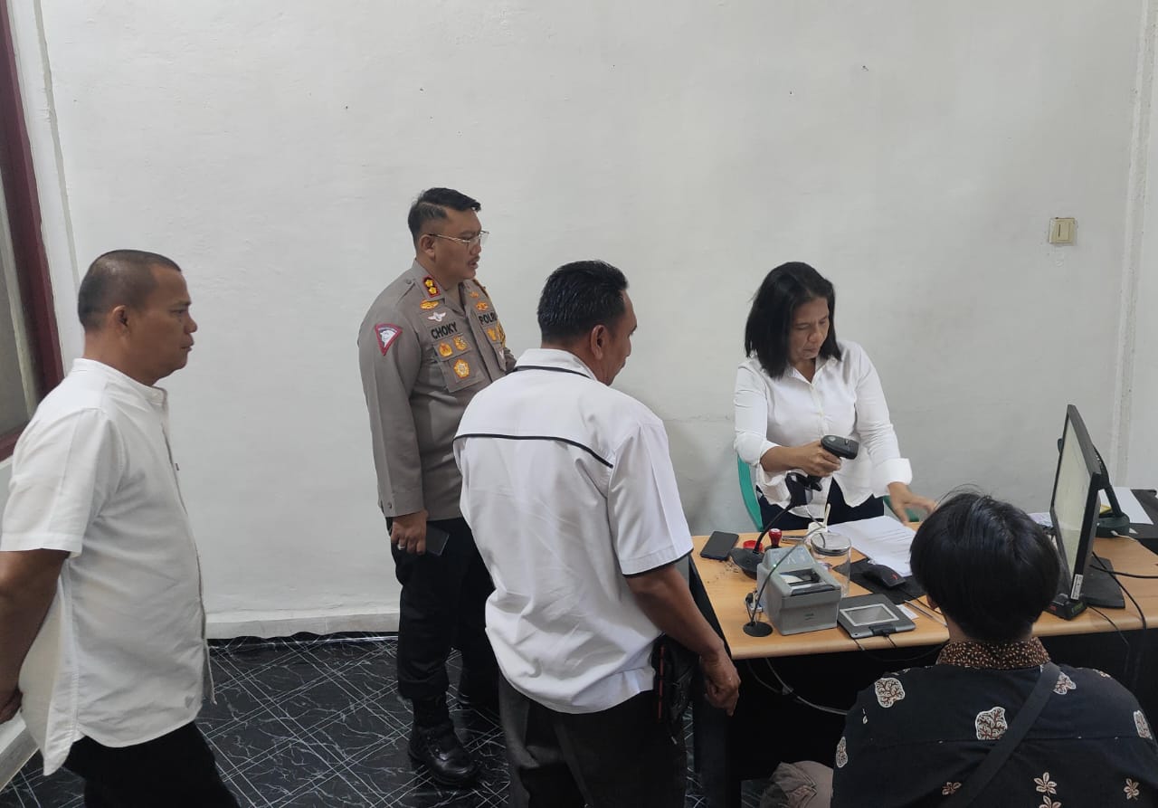 Kapolres Simalungun Sidak Layanan SKCK dan Sidik Jari, Masyarakat Mengaku Puas Kapolres Simalungun Sidak Layanan SKCK dan Sidik Jari, Masyarakat Mengaku Puas