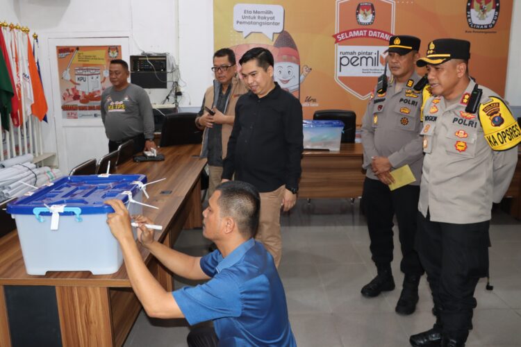 Kapolres Pematangsiantar Memastikan Kesiapan Personil Dalam Pengamanan Logistik Hasil Rekapitulasi Suara ke KPU Sumut Kapolres Pematangsiantar Memastikan Kesiapan Personil Dalam Pengamanan Logistik Hasil Rekapitulasi Suara ke KPU Sumut
