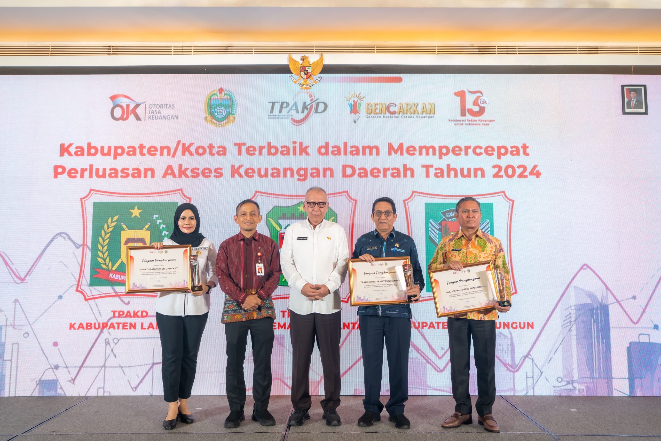 Pemko Pematangsiantar Raih Penghargaan Dalam Acara Evaluasi Program Kerja dan Capacity Building TPAKD se-Provinsi Sumut Pemko Pematangsiantar Raih Penghargaan Dalam Acara Evaluasi Program Kerja dan Capacity Building TPAKD se-Provinsi Sumut