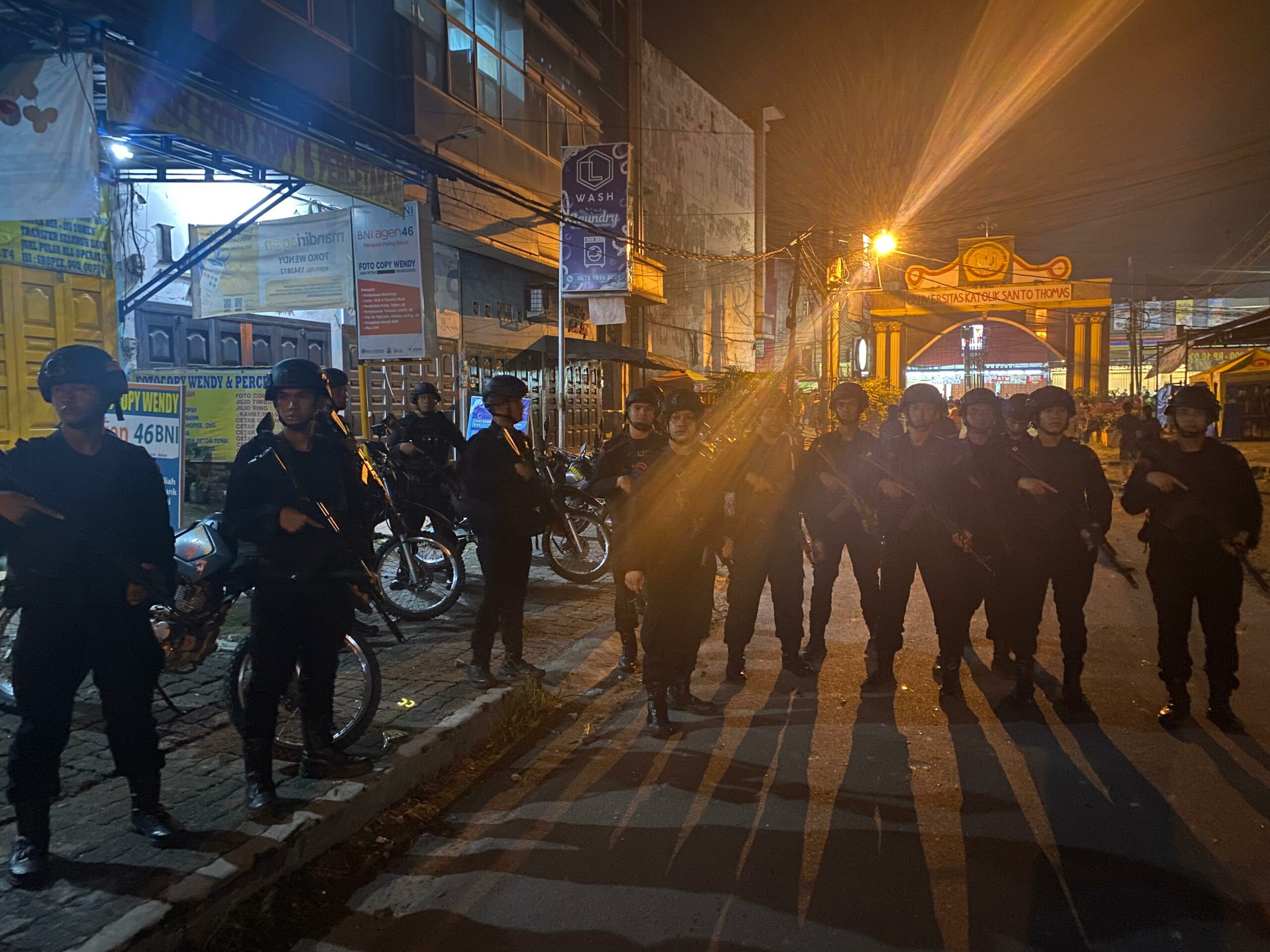 Tim PRC Brimob Polda Sumut Gerak Cepat Tangani Tawuran di Depan Kampus Unika Santo Thomas Tim PRC Brimob Polda Sumut Gerak Cepat Tangani Tawuran di Depan Kampus Unika Santo Thomas