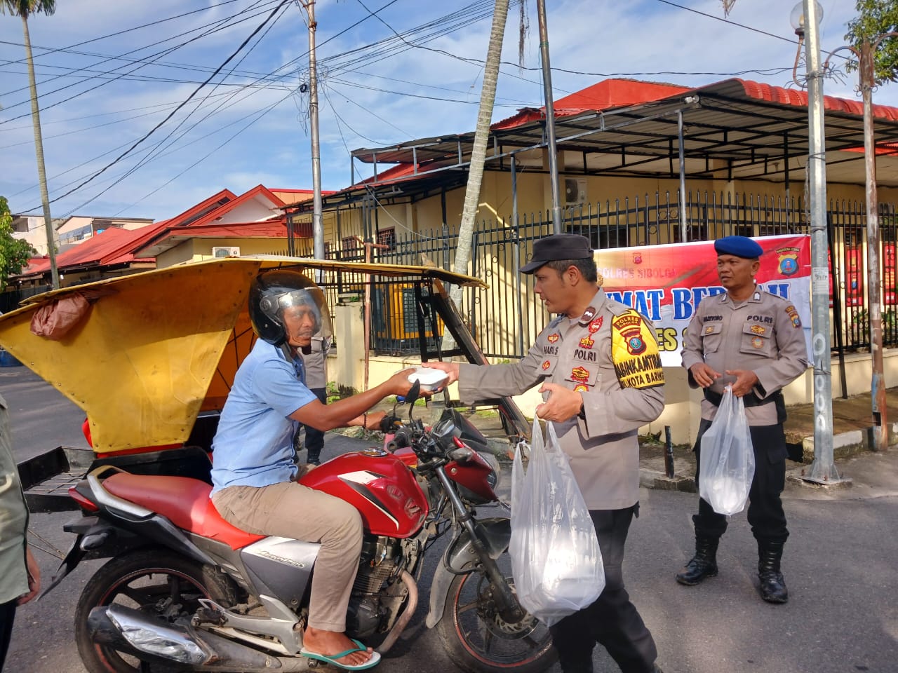 Rutin Melaksanakan Berbagi Jumat Berkah, Masyarakat Apresiasi Kepada Polres Sibolga
