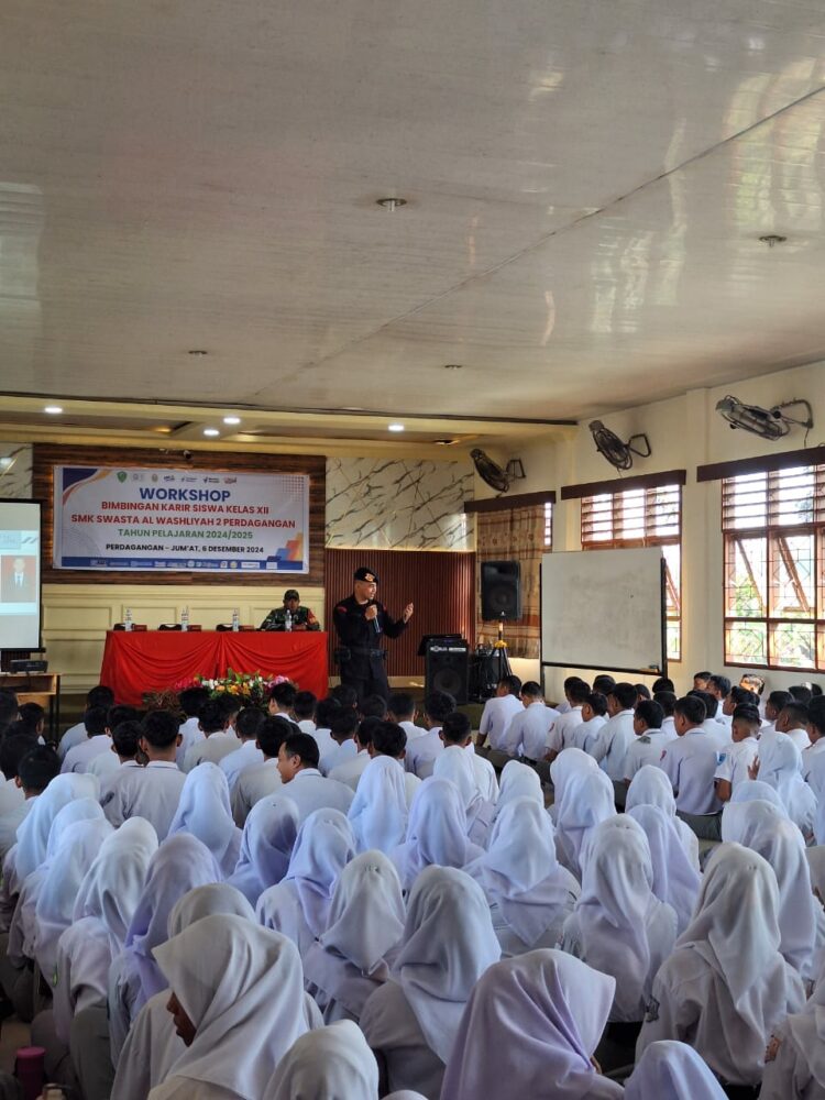 Personel Brimob Polda Sumut Berikan Motivasi dan Psikoedukasi Karir kepada Siswa SMK Swasta Al Washliyah 2 Perdagangan Simalungun
