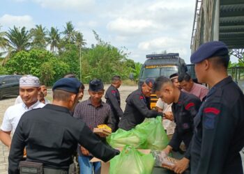 Personel Batalyon B Pelopor Satuan Brimob Polda Sumut Gelar Baksos dan Jumat Berkah di Masjid Al-Jihad Tebing Tinggi 