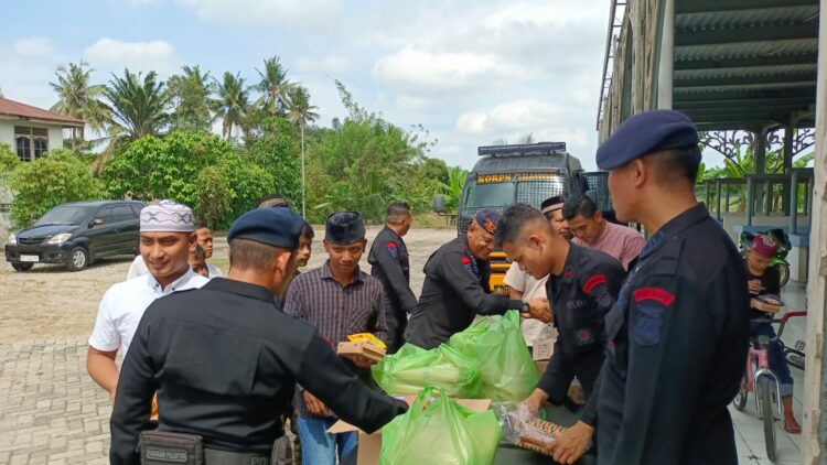 Personel Batalyon B Pelopor Satuan Brimob Polda Sumut Gelar Baksos dan Jumat Berkah di Masjid Al-Jihad Tebing Tinggi 
