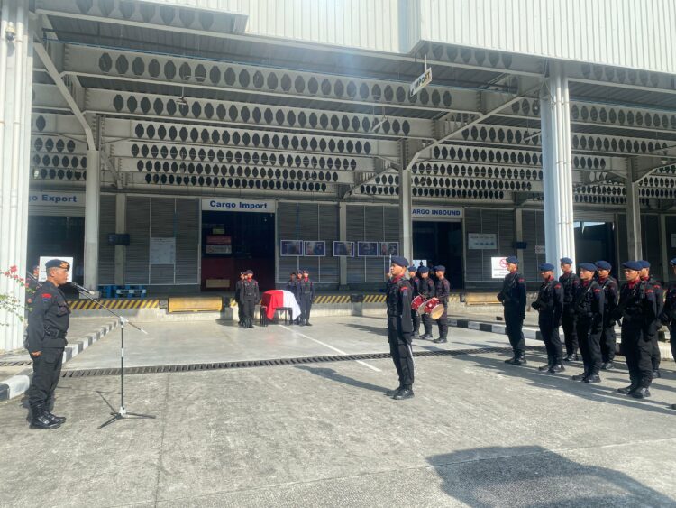 Sat Brimob Polda Sumut Laksanakan Upacara Penyambutan Jenazah Ipda Harpondang R Turnip di Bandara Kualanamu, Penghormatan Terakhir Sat Brimob Polda Sumut Laksanakan Upacara Penyambutan Jenazah Ipda Harpondang R Turnip di Bandara Kualanamu, Penghormatan Terakhir