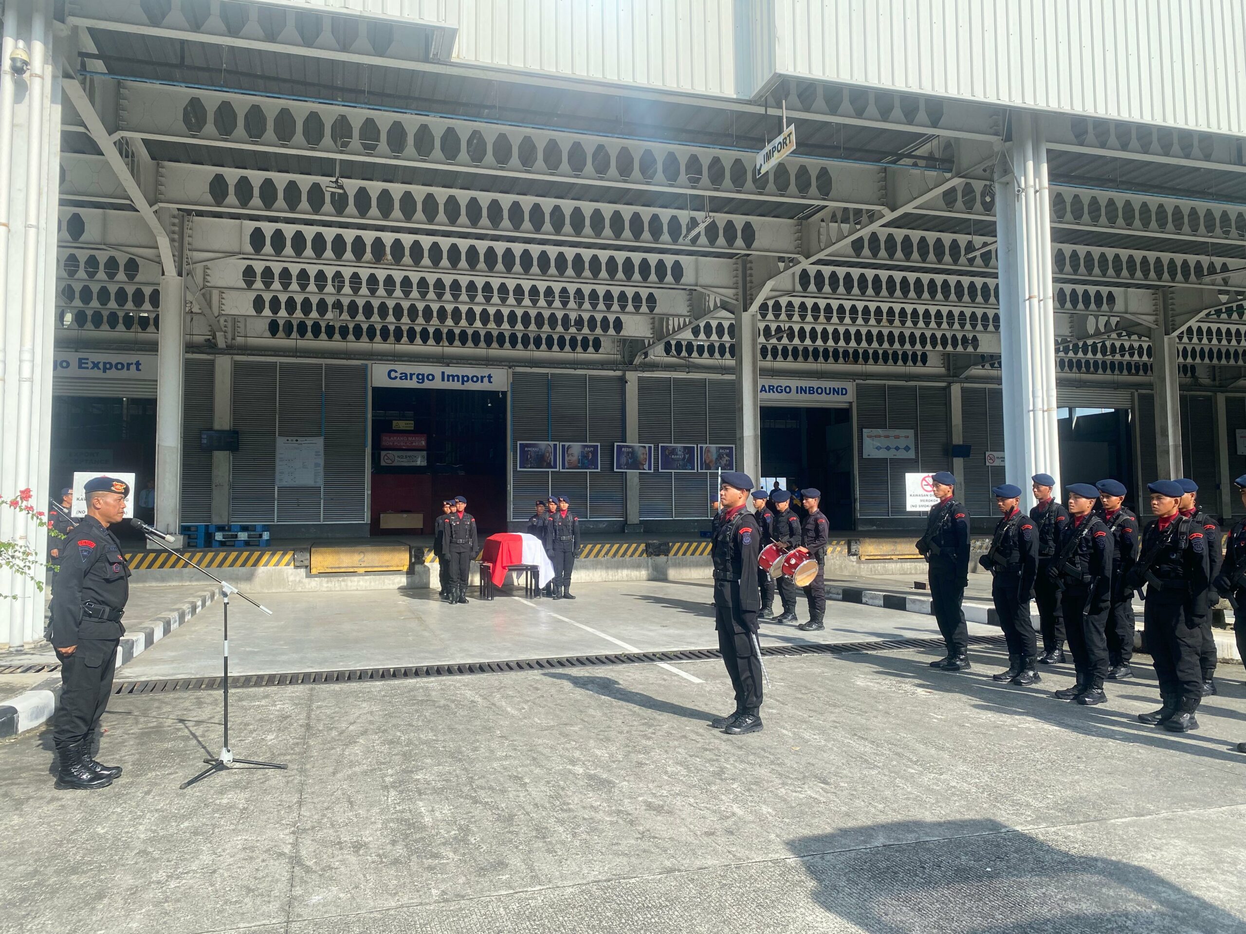 Sat Brimob Polda Sumut Laksanakan Upacara Penyambutan Jenazah Ipda Harpondang R Turnip di Bandara Kualanamu, Penghormatan Terakhir Sat Brimob Polda Sumut Laksanakan Upacara Penyambutan Jenazah Ipda Harpondang R Turnip di Bandara Kualanamu, Penghormatan Terakhir