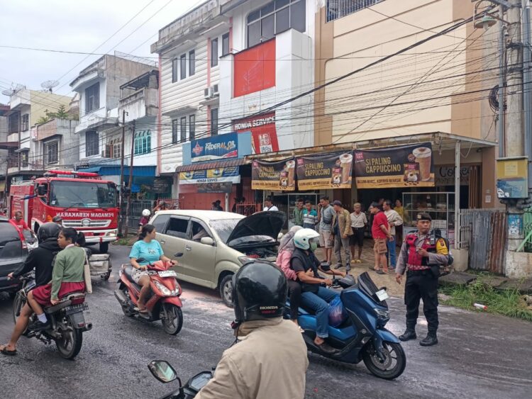 Mobil Avanza Terbakar di Jalan Wahidin, Sat Samapta Polres Pematangsiantar Amankan Lokasi Mobil Avanza Terbakar di Jalan Wahidin, Sat Samapta Polres Pematangsiantar Amankan Lokasi