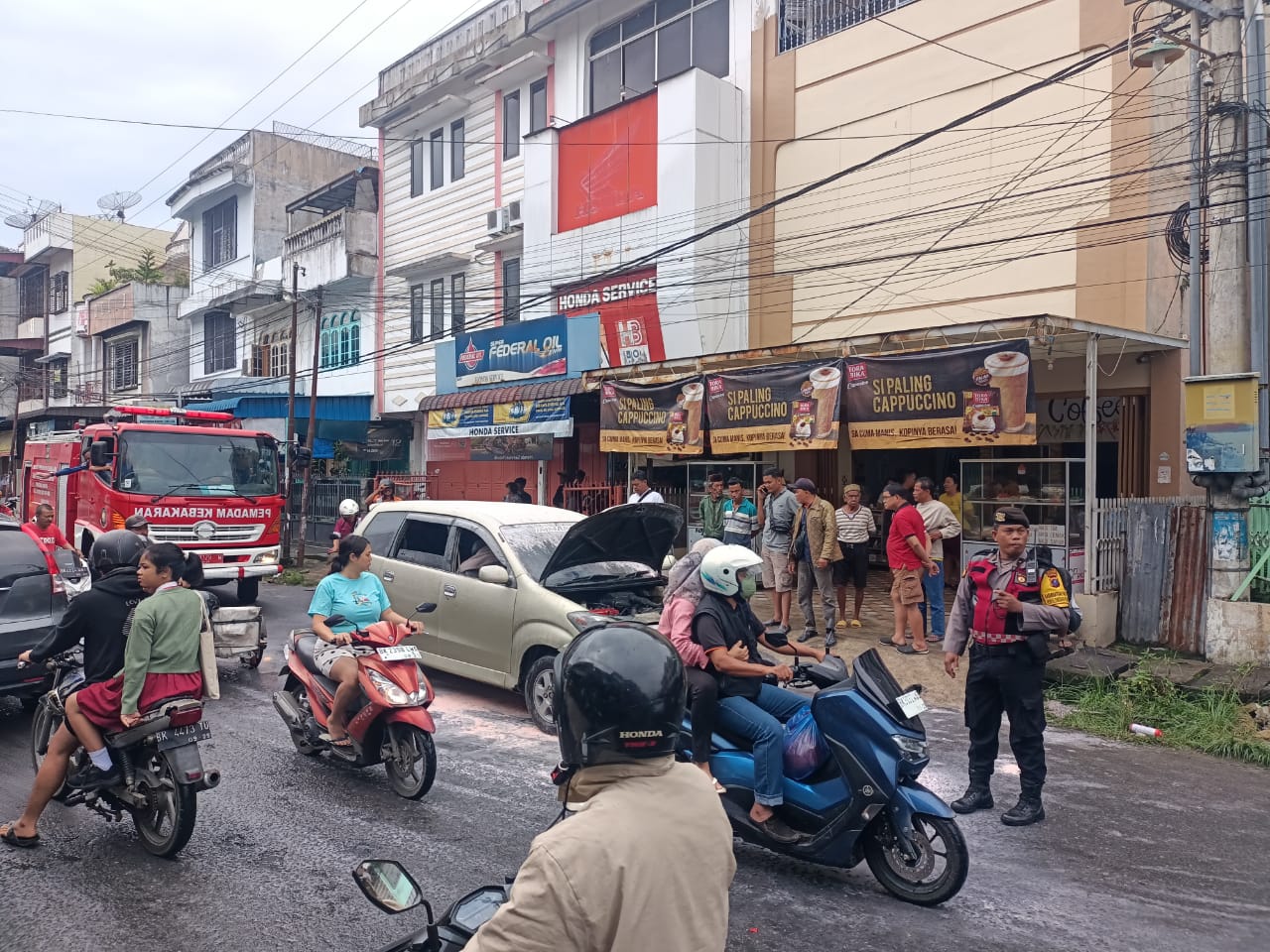 Mobil Avanza Terbakar di Jalan Wahidin, Sat Samapta Polres Pematangsiantar Amankan Lokasi Mobil Avanza Terbakar di Jalan Wahidin, Sat Samapta Polres Pematangsiantar Amankan Lokasi