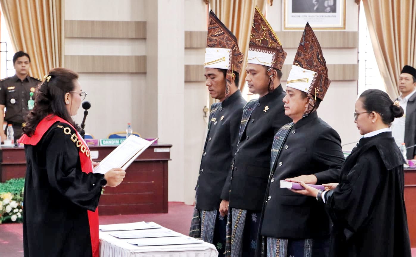 Pimpinan DPRD Kabupaten Simalungun Periode 2024-2029 Ucapkan Sumpah/Janji Pimpinan DPRD Kabupaten Simalungun Periode 2024-2029 Ucapkan Sumpah/Janji