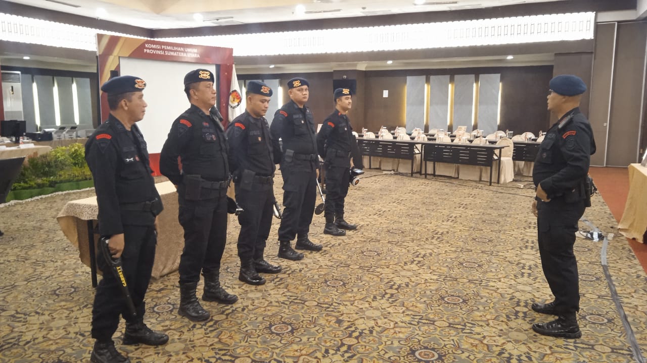 Tim Jibom dan KBR Brimob Polda Sumut Pastikan Keamanan Sidang Pleno Rekapitulasi Suara Tingkat Provinsi Tim Jibom dan KBR Brimob Polda Sumut Pastikan Keamanan Sidang Pleno Rekapitulasi Suara Tingkat Provinsi