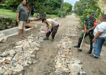 Bhabinkamtibmas Polsek Bosar Maligas Ikut Bantu Perbaiki Jalan di Nagori Teluk Lapian, Jalin Keakraban Dengan Warga