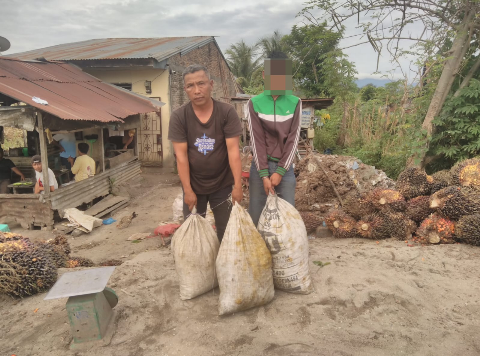 Polsek Siantar Marihat Kedepankan Problem Solving Selesaikan Kasus Pencurian Kelapa Sawit Polsek Siantar Marihat Kedepankan Problem Solving Selesaikan Kasus Pencurian Kelapa Sawit