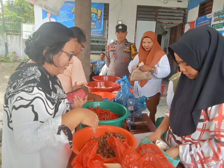 Bhabinkamtibmas Kelurahan Suka Maju Monitoring Operasi Pasar Murah, Lakukan Pengawasan Dan Penyuluhan Bhabinkamtibmas Kelurahan Suka Maju Monitoring Operasi Pasar Murah, Lakukan Pengawasan Dan Penyuluhan